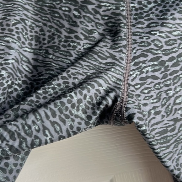 Nike Running Dri-Fit women’s leggings sz M Animal Print - Picture 11 of 12